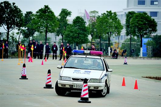 楚天都市报讯 选手在障碍射击项目中比拼