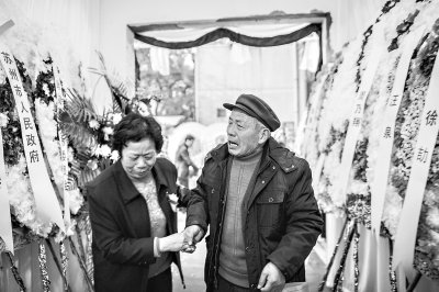 前国务院副总理回良玉送花圈悼念吴仁宝